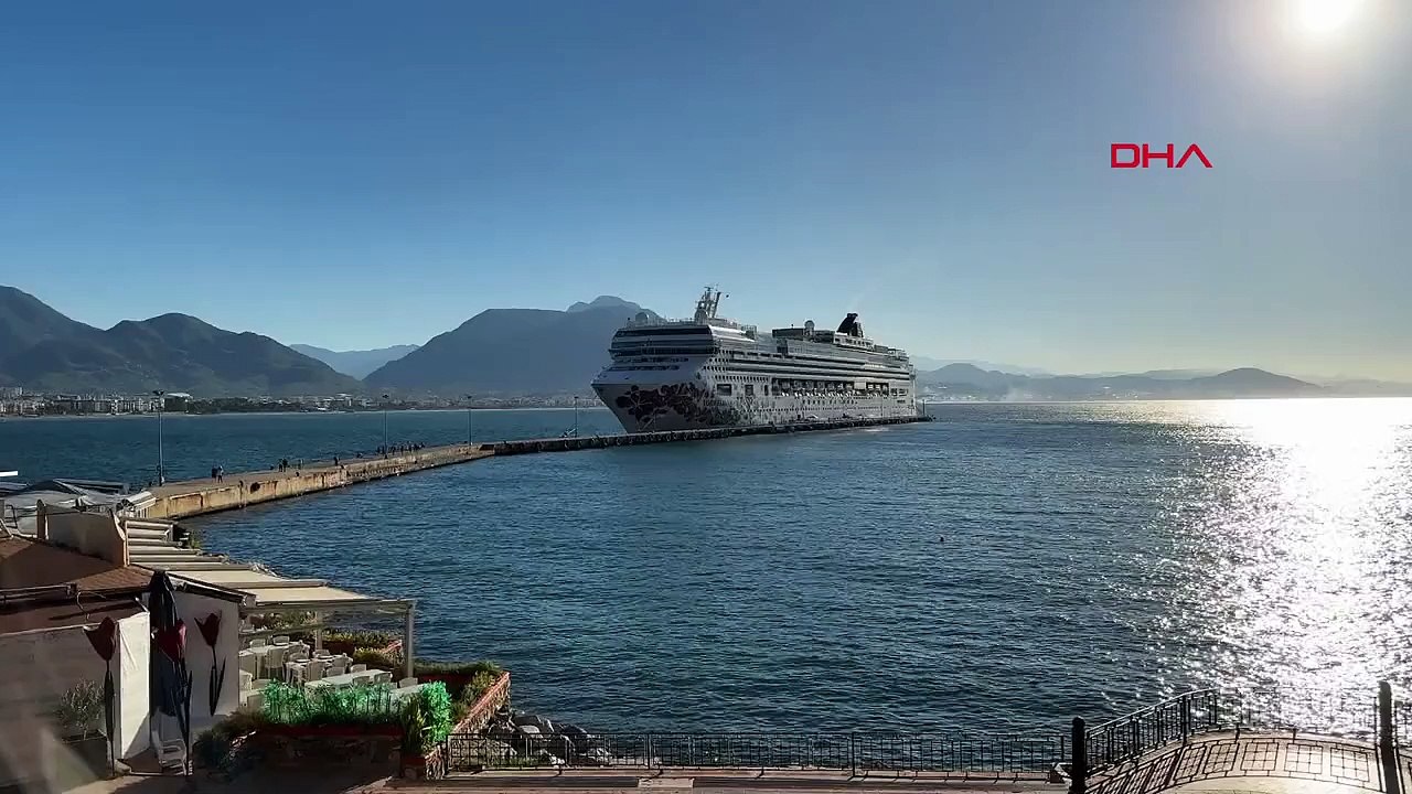 Le navire de croisière « Norwegian Gem » ancré dans le port d'Alanya