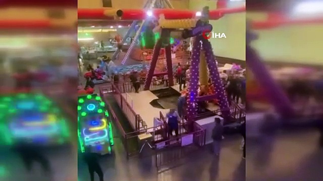 Le moment du renversement du jouet au centre commercial Korupark à Bursa, filmé