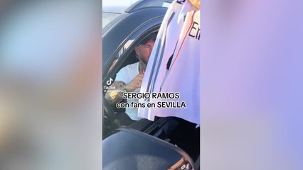 Ramos aparta una camiseta del Real Madrid para no firmarla