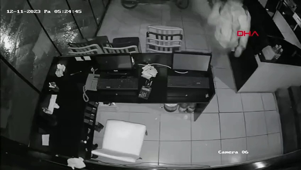 Les voleurs qui ont volé des téléphones portables et des caisses enregistreuses sur les lieux de travail d'Urla ont été arrêtés