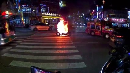 성남 사거리 한복판에서 오토바이 화재...운전자 대피 / YTN
