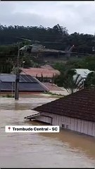 Morador é resgatado do telhado de casa em região alagada de SC