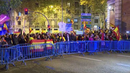 Télécharger la video: Los manifestantes en Ferraz abandonan de forma pacífica la protesta sin  altercados reseñables