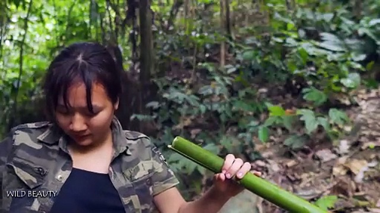 5 Days Solo Bushcraft - While Distracted, My Pet Was Attacked by a Python - Part 2