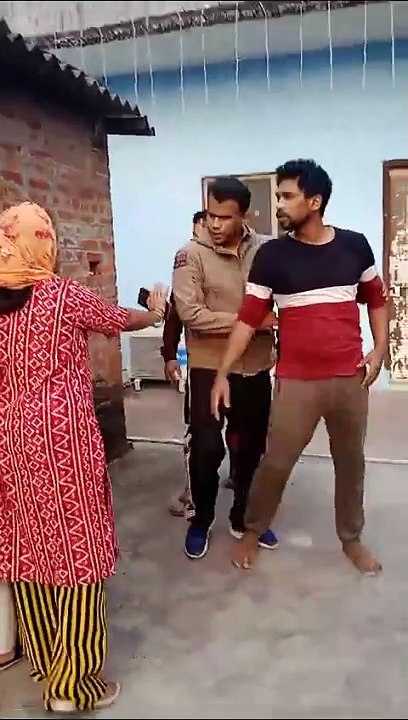 अब सेना के मेजर ने पड़ोसी को दी देवरिया नरसंहार जैसी धमकी, घर में घुस कर पीटा