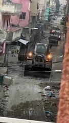 جرافة الاحتلال تقوم بتخريب شارع السوق في مخيم بلاطة