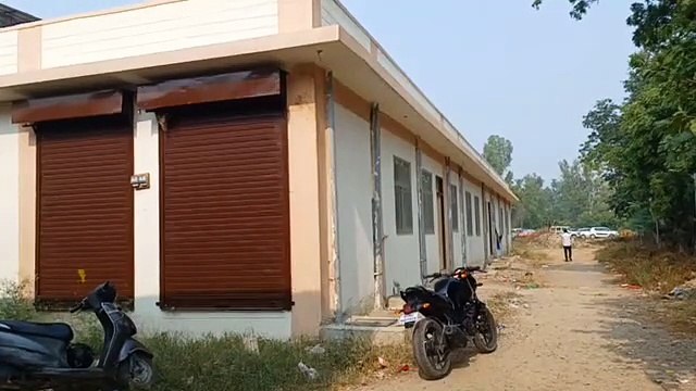 बंद रखने के लिए बनाई थीं दुकानें...देखें वीडियो