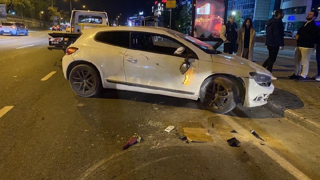 Takla atan otomobil motosikletin üzerine devrildi