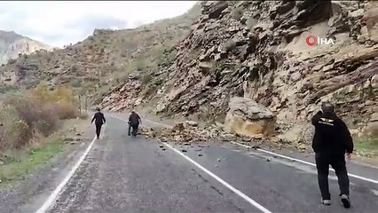 Çukurca-Şırnak Karayoluna düşen kaya parçaları korkuttu