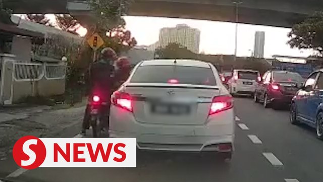 Duo on motorbike smash car window, snatches bag in Gombak