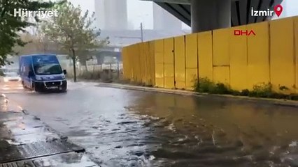İzmir'i sağanak vurdu! Cadde ve sokaklar göle döndü