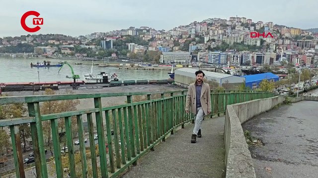 ÇÖPLÜKTE BULDUĞU, BURNUNA OLTA İĞNESİ SAPLANAN MARTIYI EVİNE GÖTÜRÜP TEDAVİ ETTİ