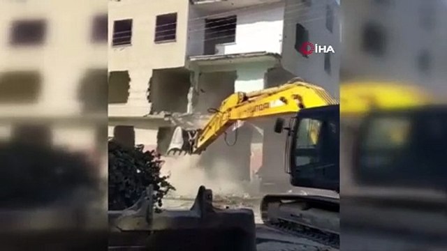 Tek dokunuş yetti: Elazığ’da ağır hasarlı bina yerle bir oldu