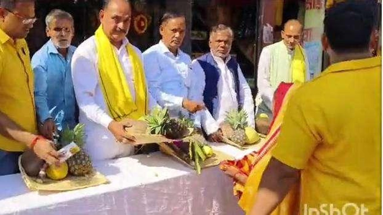भोजपुर: समाजसेवियों द्वारा छठ व्रतियों के बीच पूजन सामाग्री का किया गया वितरण