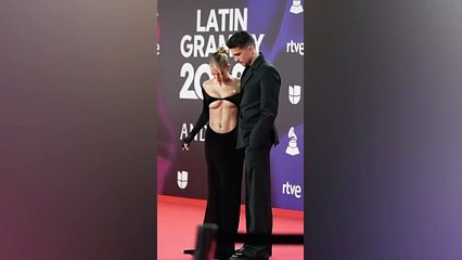 Süper Lig'in eski yıldızı Bartra'nın sevgilisi "Hiç giyinmeseydin" dedirtti! Elbisesi törenin önüne geçti