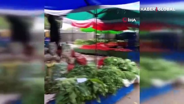 İzmir'de yollar, araçlar, semt pazarı sular altında kaldı: Yağmur altında atın iple bağlanıp terk edilmesi tepki çekti