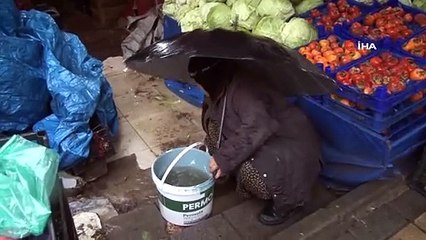 İstanbul'da Yağış Nedeniyle İş Yerleri Su Basarken Yollar Göle Döndü