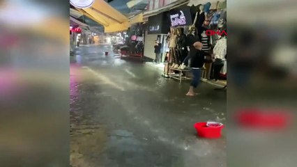 İzmir'de sağanak! Şehrin en popüler semti suyla doldu