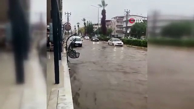 Fırtınaya dayanamayan bir binanın çatısı saniyeler içinde yok oldu