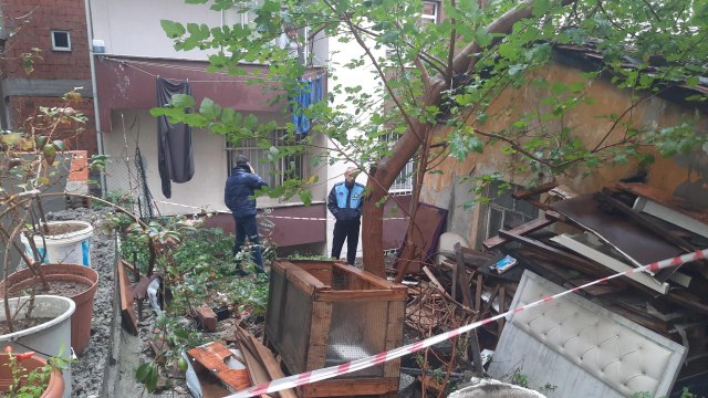 Sağanak sonucu Kağıthane'de istinat duvarı çöktü