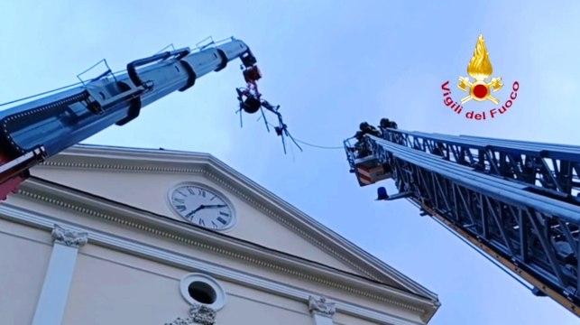 Campana rischia di cadere: Vigili del Fuoco la rimuovono da chiesa nel Salernitano (18.11.23)