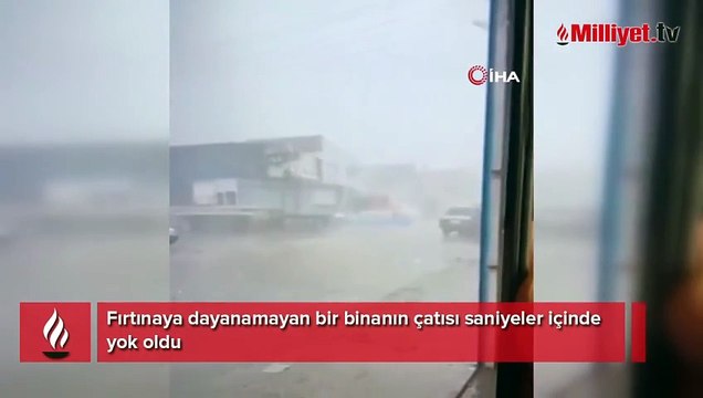 Fırtınaya dayanamayan bir binanın çatısı saniyeler içinde yok oldu