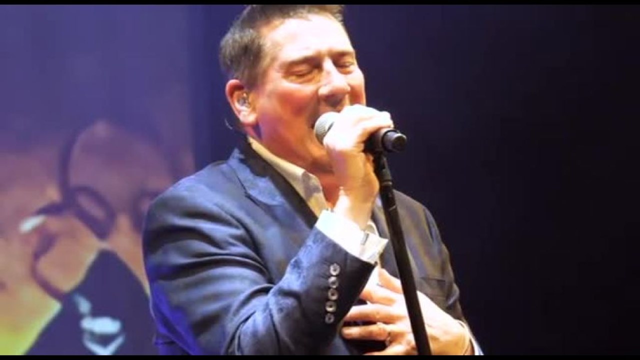 Tony Hadley a sorpresa sul palco a Milano con Elio e Le Storie Tese