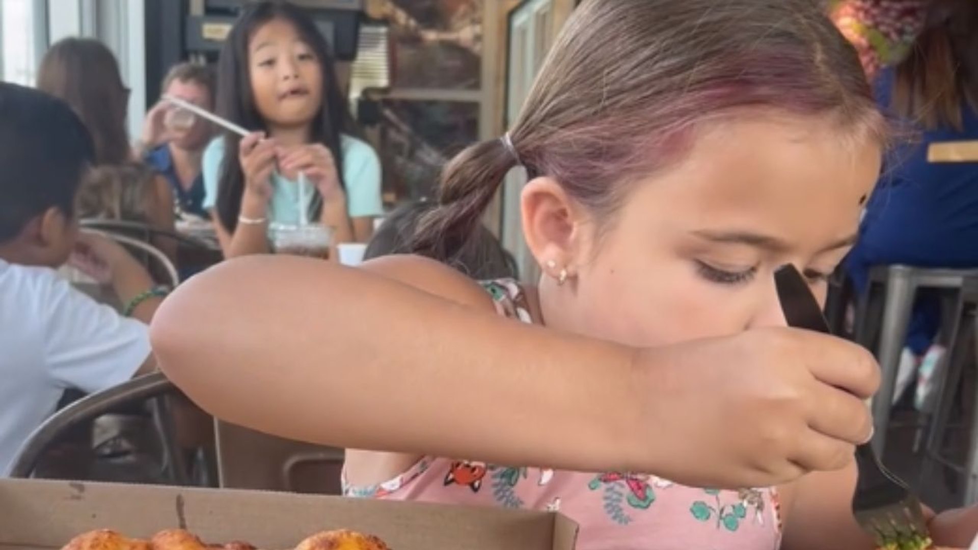 'IT'S SO GOOD!' - Foodie girl is beyond charmed after tasting her favorite  pizza