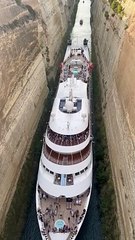 Télécharger la video: Cruise Ship Threads The Needle