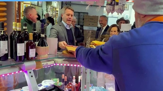 Firenze, il principe Emanuele Filiberto a Firenze al mercato di San Lorenzo