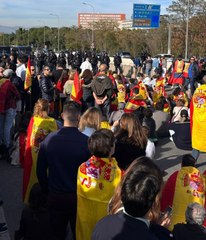 Cientos de españoles cortan la A6 y ponen rumbo a Moncloa en busca de Sánchez