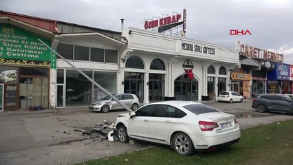 Sivas'ta fren yerine gaza basan sürücü kaza yaptı