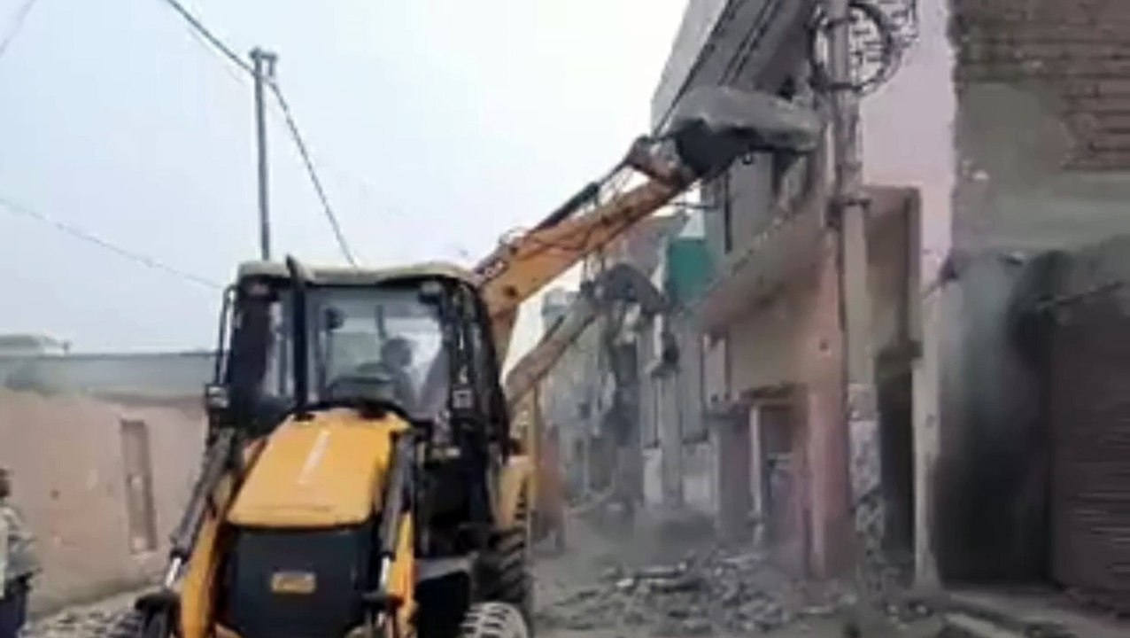 यूपी में फिर चला 'बाबा का बुलडोजर', भू-माफिया पर कार्रवाई से हड़कंप, देखें वीडियो