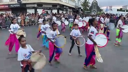 Les diverses associations de percussionnistes commencent à jouer pour le Dipavali