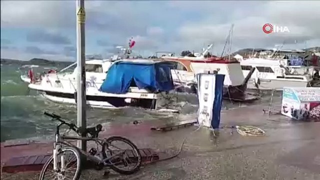 Fırtınaya dayanamayan balıkçı tekneleri battı