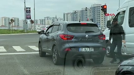 Motosiklet Sürücüsü Trafiği Durdurarak Güvercini Kurtardı