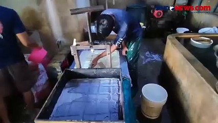 Descargar video: Harga Kedelai Naik, Ukuran Tahu Tempe Makin Kecil