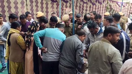 पुलिसकर्मियों ने डाक मतपत्र से डाले वोट...देखें वीडियो