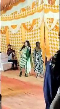Video: नुमाइश में चल रही डांस पार्टी में बार बालाओं के ठुमके, वीडियो हुआ वायरल