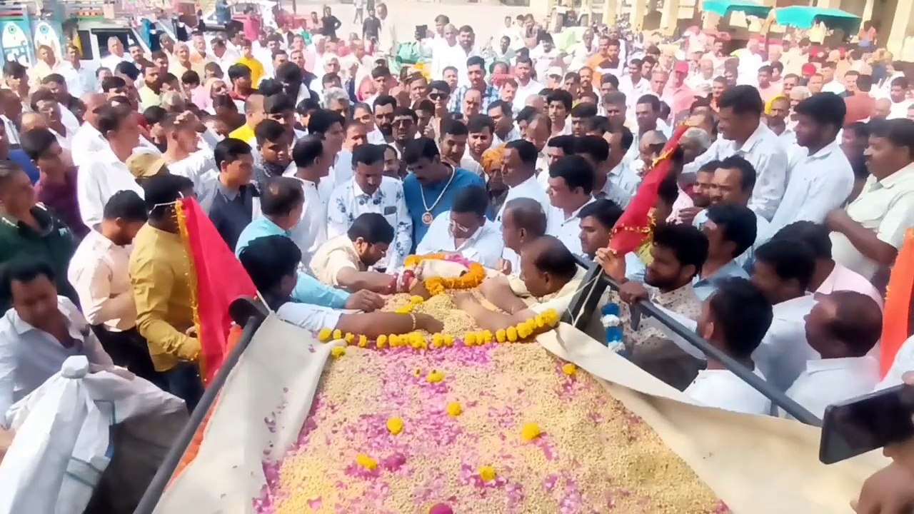 मंडी में शुभ खरीदी मुहूर्त में छह हजार रुपए में बिका सोयाबीन