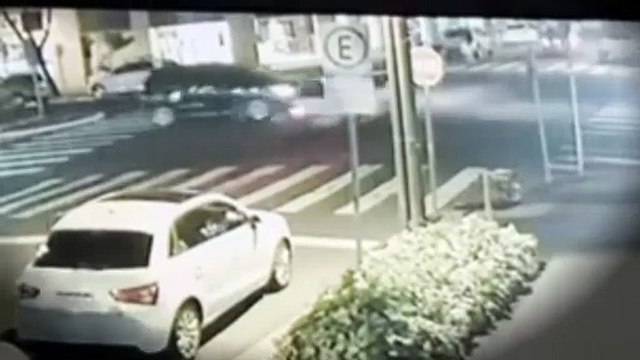 Família é atropelada em faixa de pedestres; câmera flagra acidente