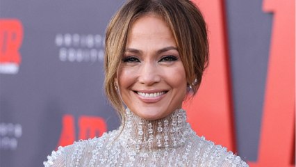 GALA VIDEO - PHOTO - Jennifer Lopez étincelante : à 54 ans, elle se dévoile dans une sublime robe fendue