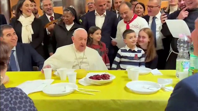 Papa Francesco canta divertito con i bambini O sole mio