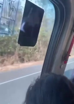 Caminhão da Coca-Cola tomba e tem carga saqueada