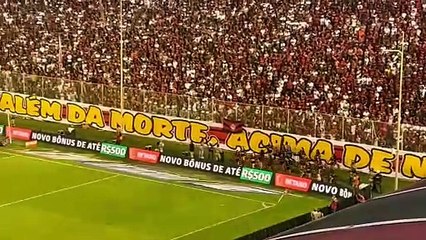 Vídeo: Policiamento é reforçado para impedir invasão de campo no Barradão