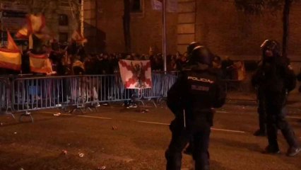 Los manifestantes saltas las vallas