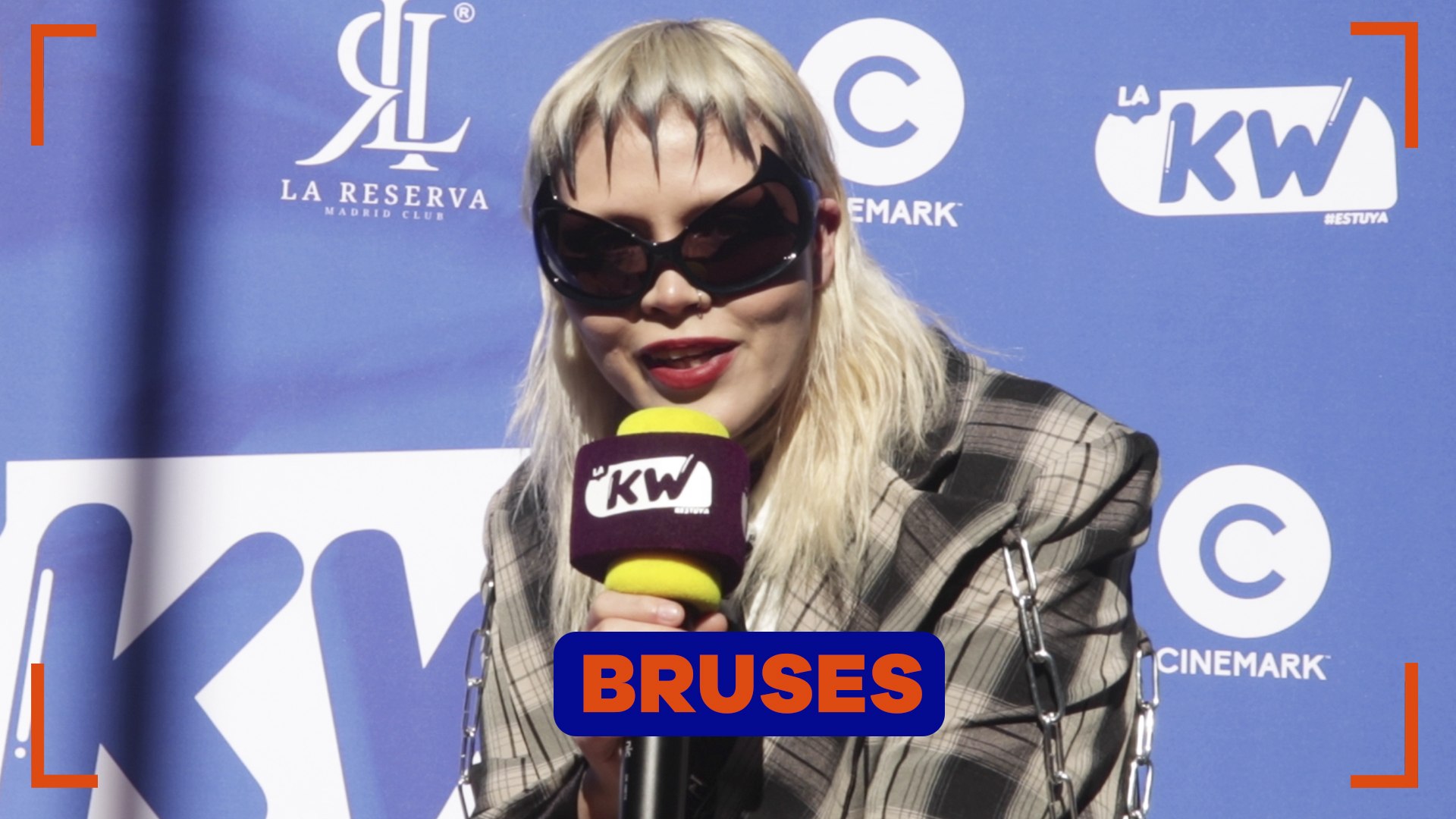 Bruses revela los detalles detrás de su canción "Señorita Revolución"