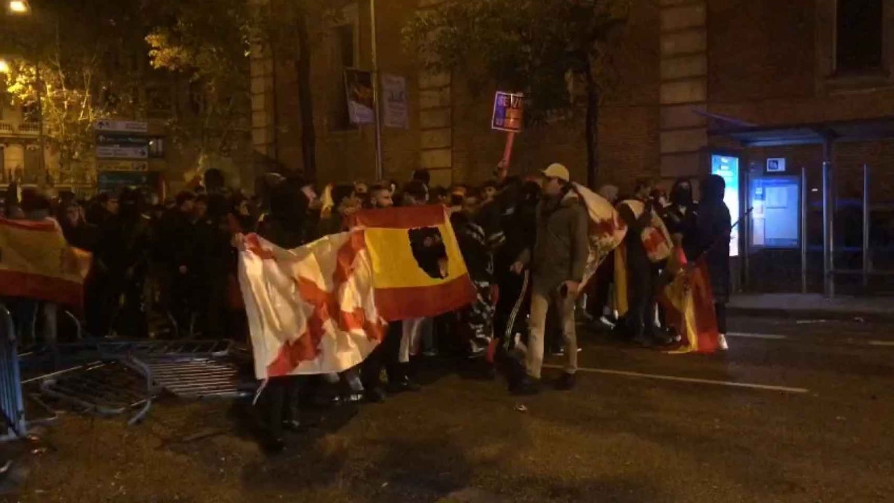 Radicales increpan a la Policía.