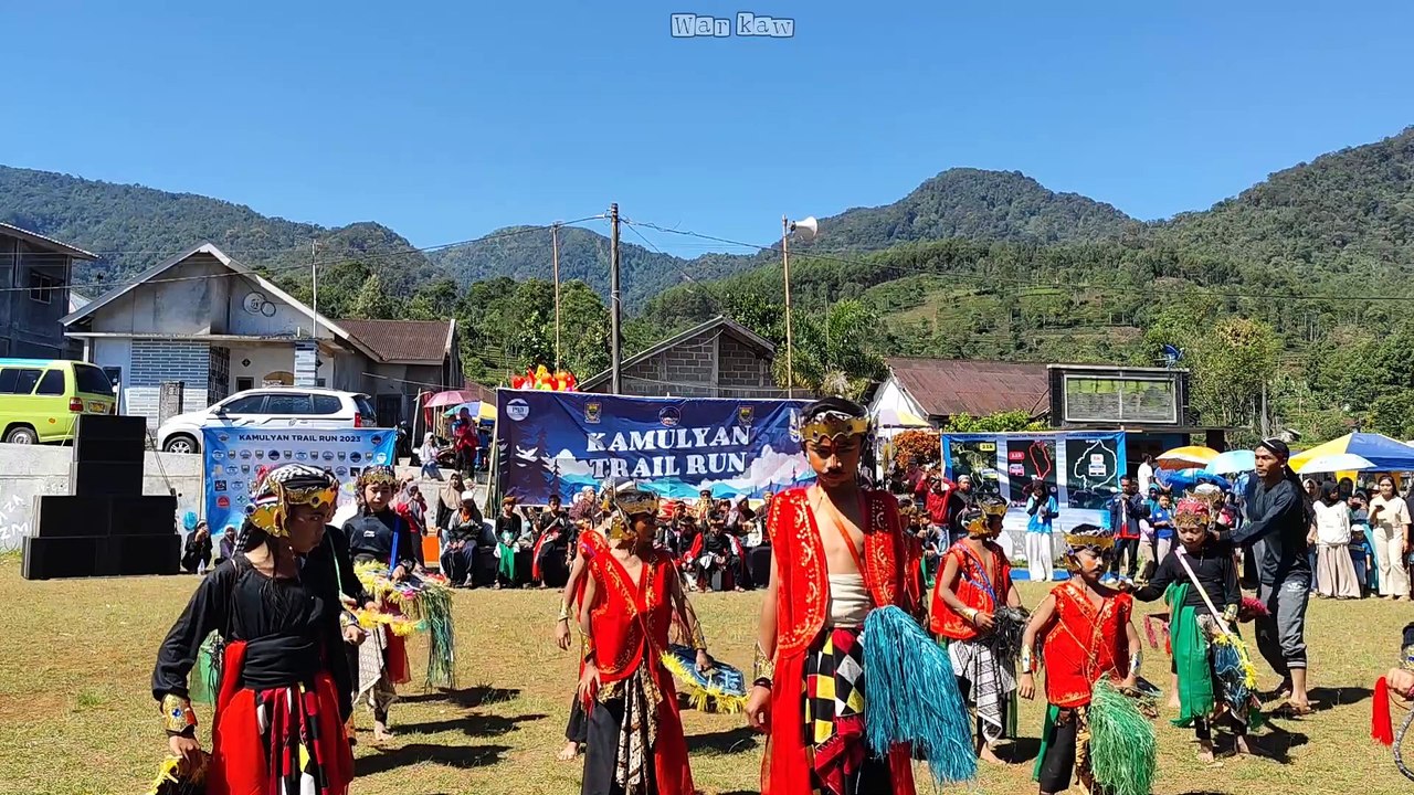 Pagelaran Kesenian Daerah Oleh Anak Anak SD Pacet Reban Batang Jawa Tengah