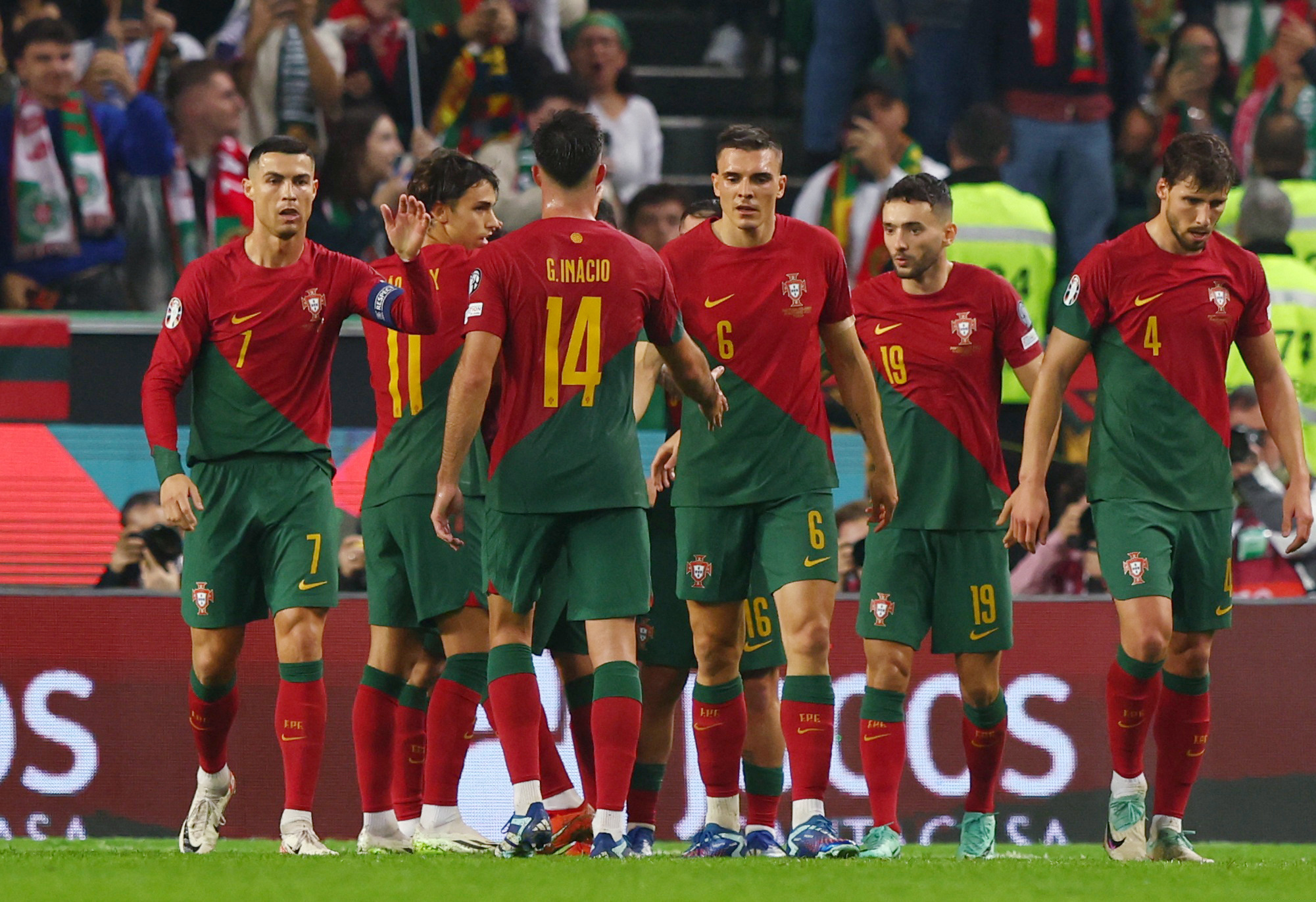 Portugal boss warns Ronaldo not to focus on personal achievements
